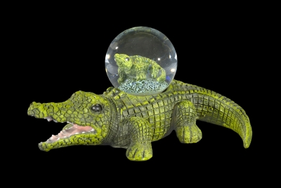 1605 - Gator Figurine Water Globe - 45 mm.