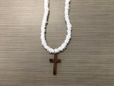 N-8560 - White Chip Shell w/ Wooden Cross Necklace