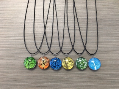 N-8562 - Glass Pendant Necklace - Tree Of Life Design
